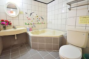 Lei Zhiben Hot Spring