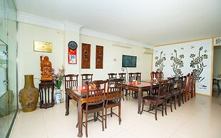 Ho Sen Xanh Hotel