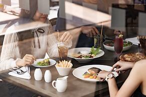 Holiday Inn & Suites Saigon Airport by IHG