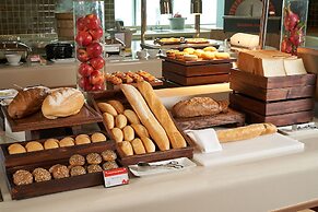 Holiday Inn & Suites Saigon Airport by IHG