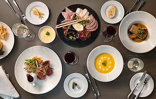 Holiday Inn & Suites Saigon Airport by IHG