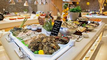 Holiday Inn & Suites Saigon Airport by IHG