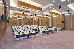 Holiday Inn & Suites Saigon Airport by IHG