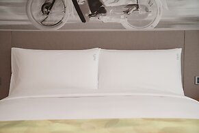 Holiday Inn & Suites Saigon Airport by IHG