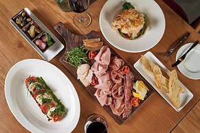 Holiday Inn & Suites Saigon Airport by IHG