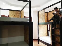 Spinning Cat Hostel - Adults Only