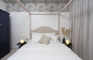 Mr. Yavos - By TLV2GO