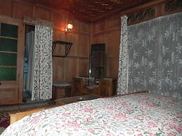 Shabrose Heritage Houseboats