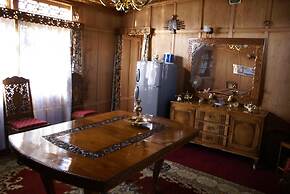 Shabrose Heritage Houseboats