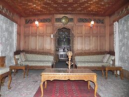 Shabrose Heritage Houseboats