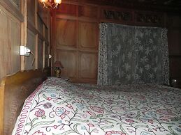 Shabrose Heritage Houseboats