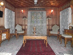 Shabrose Heritage Houseboats