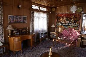 Shabrose Heritage Houseboats