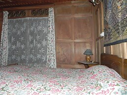 Shabrose Heritage Houseboats