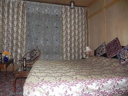 Shabrose Heritage Houseboats