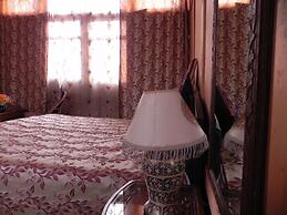 Shabrose Heritage Houseboats