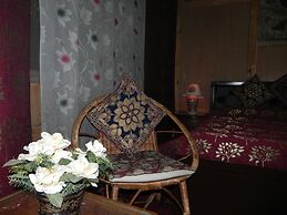 Shabrose Heritage Houseboats