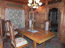 Shabrose Heritage Houseboats