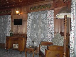 Shabrose Heritage Houseboats