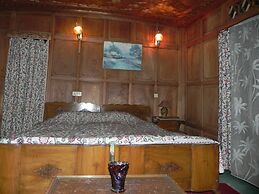 Shabrose Heritage Houseboats