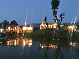 Shabrose Heritage Houseboats