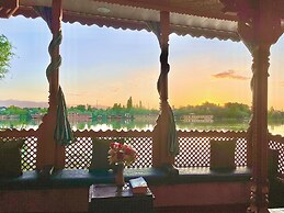 Shabrose Heritage Houseboats