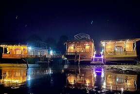 Shabrose Heritage Houseboats