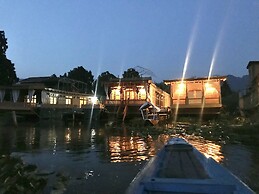 Shabrose Heritage Houseboats