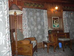 Shabrose Heritage Houseboats