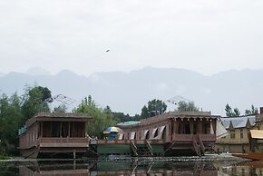 Shabrose Heritage Houseboats