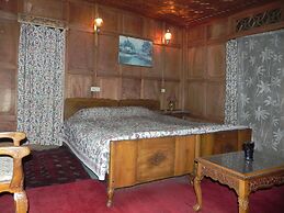 Shabrose Heritage Houseboats