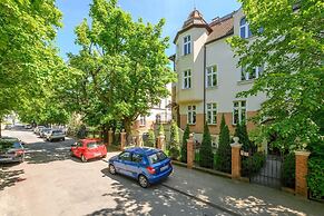 Lion Apartments - Avocado