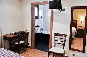 Hostal y Albergue Haizea - Hostel