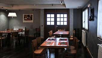 Hostal y Albergue Haizea - Hostel