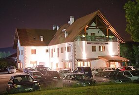 Hostal y Albergue Haizea - Hostel