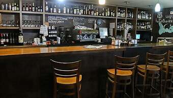 Hostal y Albergue Haizea - Hostel