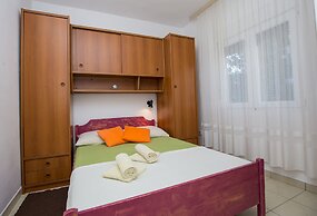 Apartments and Room Thea