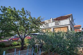 Apartments and Room Thea