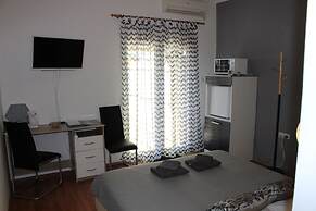 Apartments and Room Thea