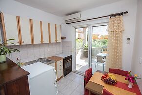 Apartments and Room Thea