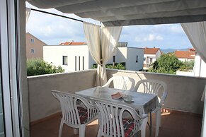 Apartments and Room Thea