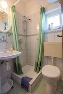 Apartments and Room Thea