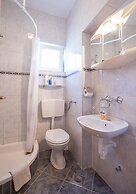 Apartments and Room Thea