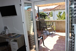 Apartments and Room Thea