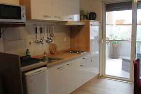 Apartments and Room Thea