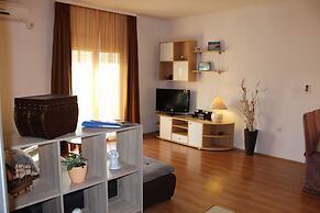 Apartments and Room Thea