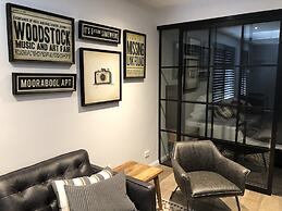 Timber Door Luxury Accommodation Geelong