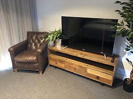 Timber Door Luxury Accommodation Geelong