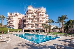 Renovated White 3BD next to Beach - Pool