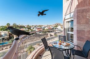 Renovated White 3BD next to Beach - Pool